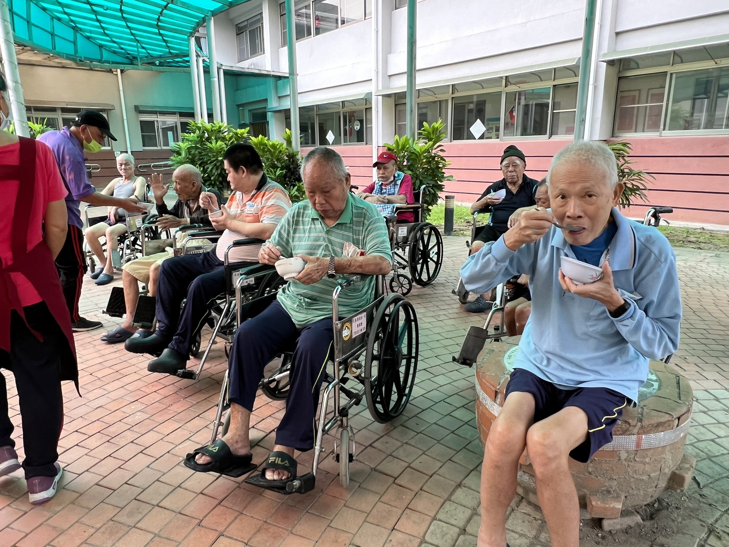 111年11月16日屏東榮家另類下午茶佐以美食