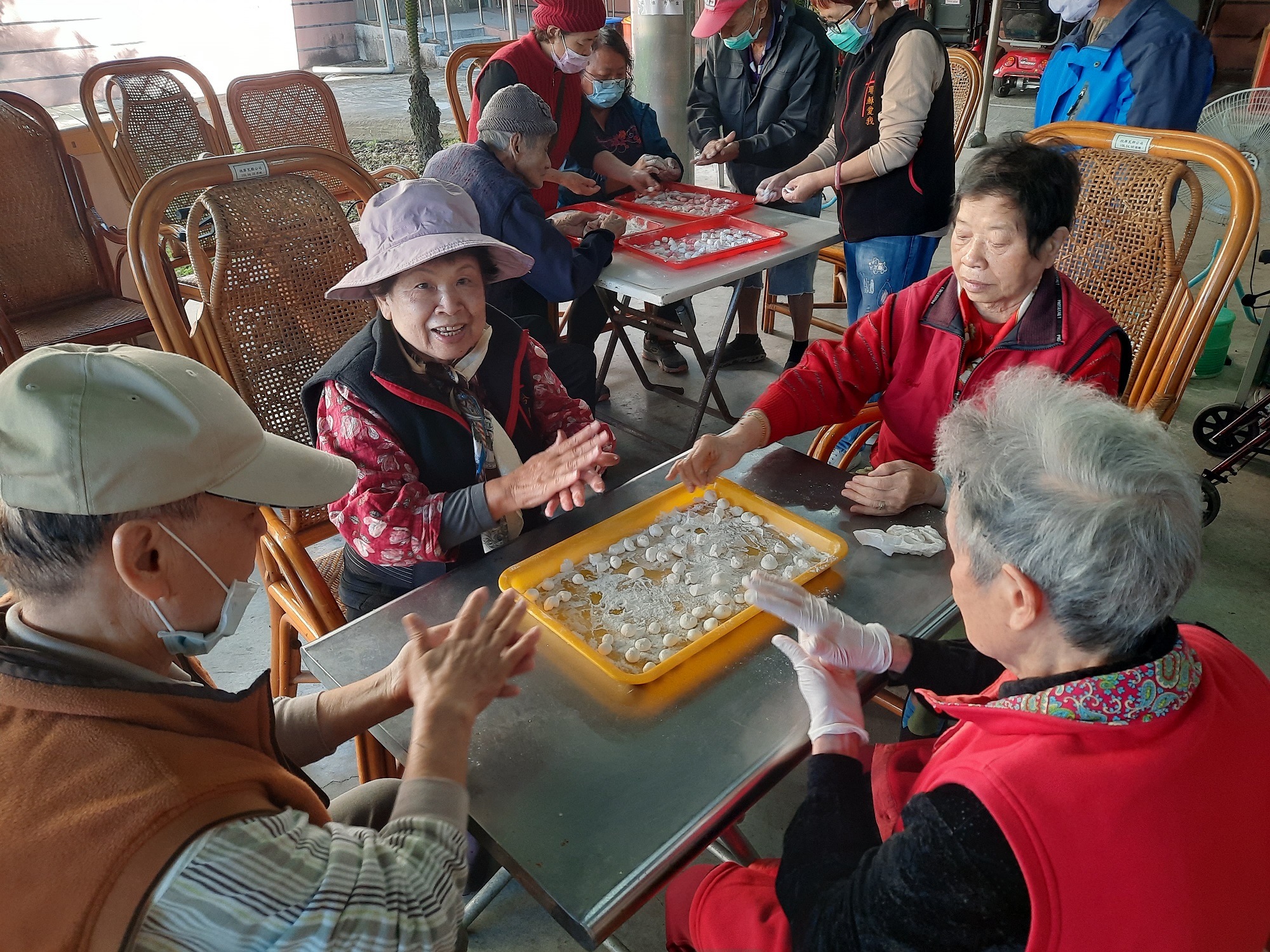 111年12月21日屏東榮家八德堂冬至搓湯圓樂~