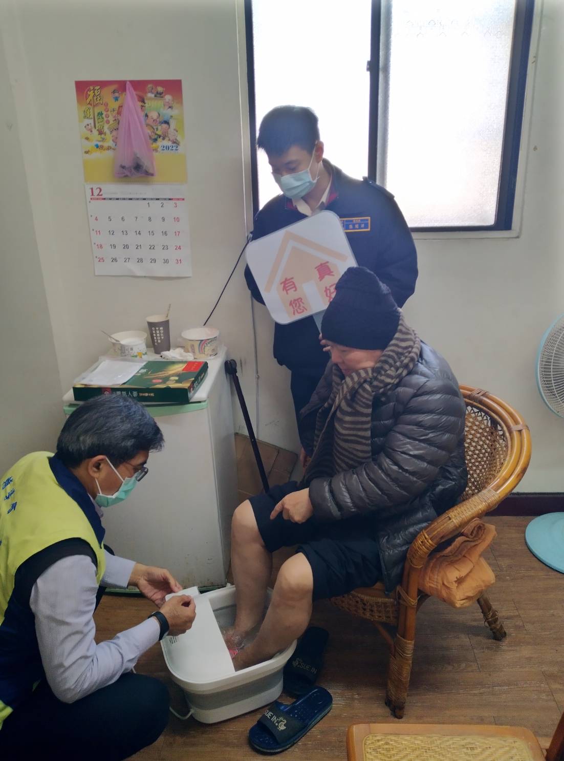 寒冬送暖！台中市榮民服務處訪慰榮民，贈送保暖物資