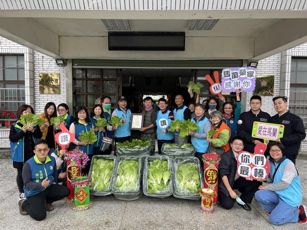 112.01.17 傑出青農陳孝偉致贈馬蘭榮家有機蔬菜共享豐盛年