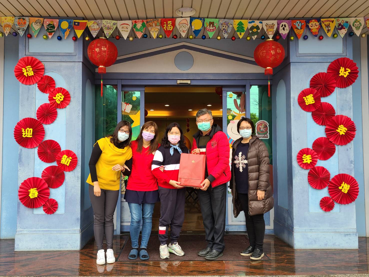 家主任陳平(右二)率工作團隊拜會加貝爾幼兒園雙方期待新年度老幼共融活動及交流