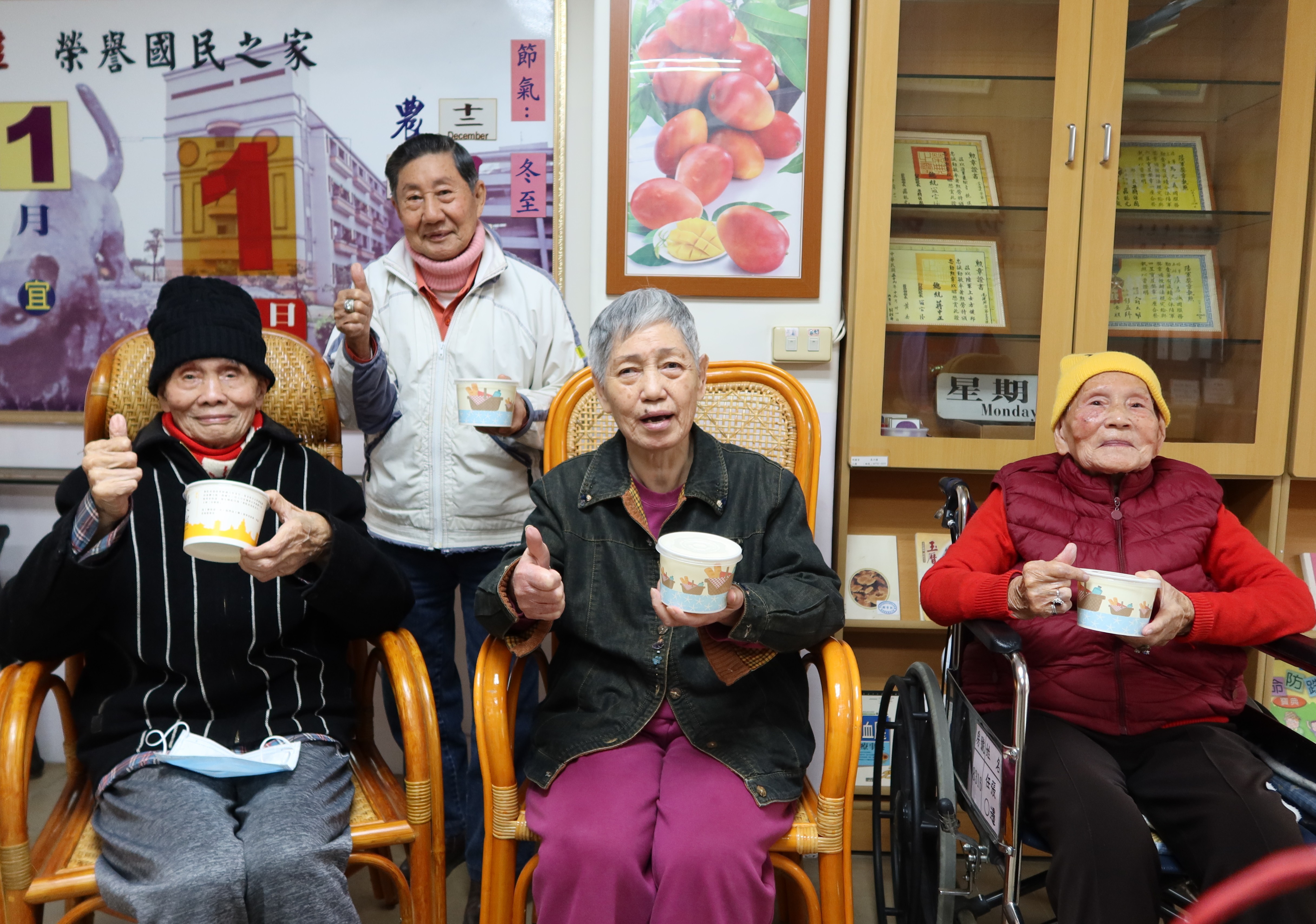 暖心臘八粥  撫慰住民心