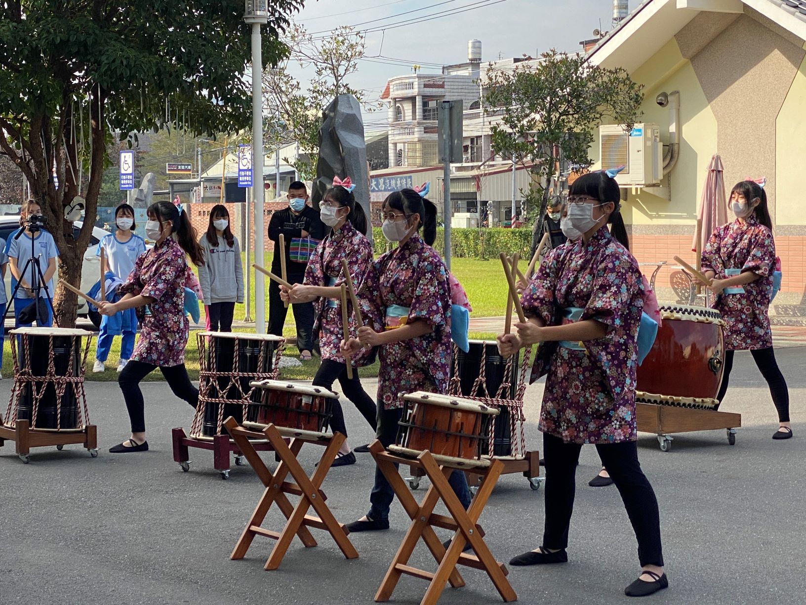 112年1月4日雲林斗六家商學生太鼓演出，氣勢磅礡振奮長輩身心