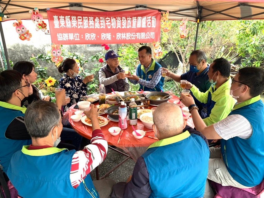 臺東榮服處寒冬送暖到宅圍爐百歲人瑞呷百二