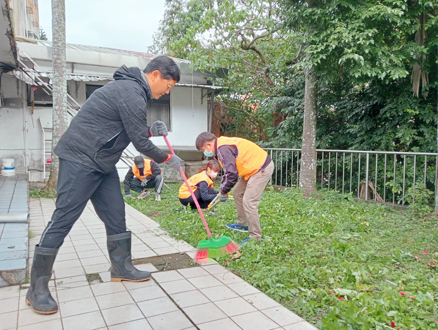 榮欣志工協助獨居宗奶奶清掃庭院