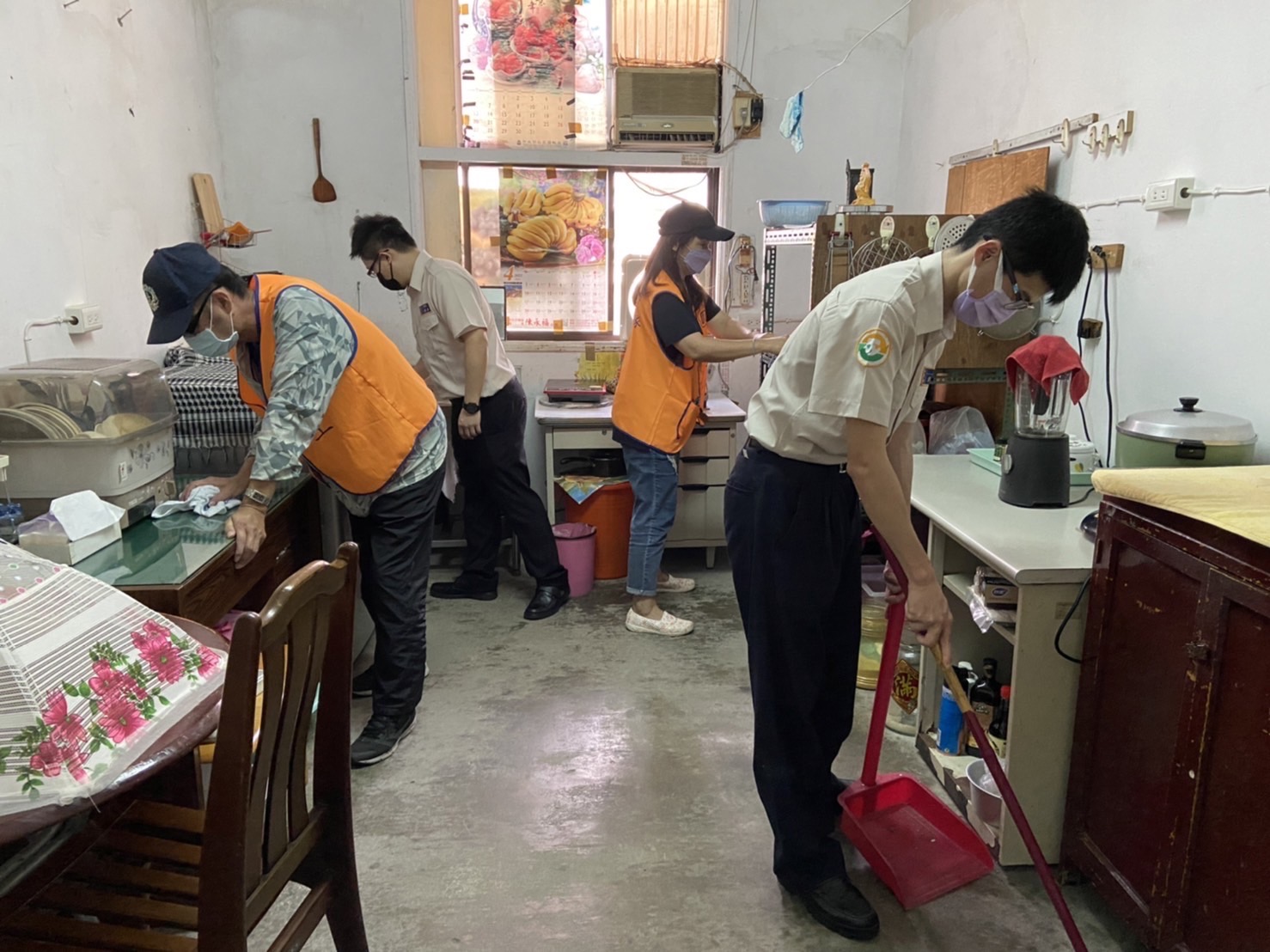 榮欣志工及替代役男清潔打掃退舍環境,維護榮民長輩的健康。