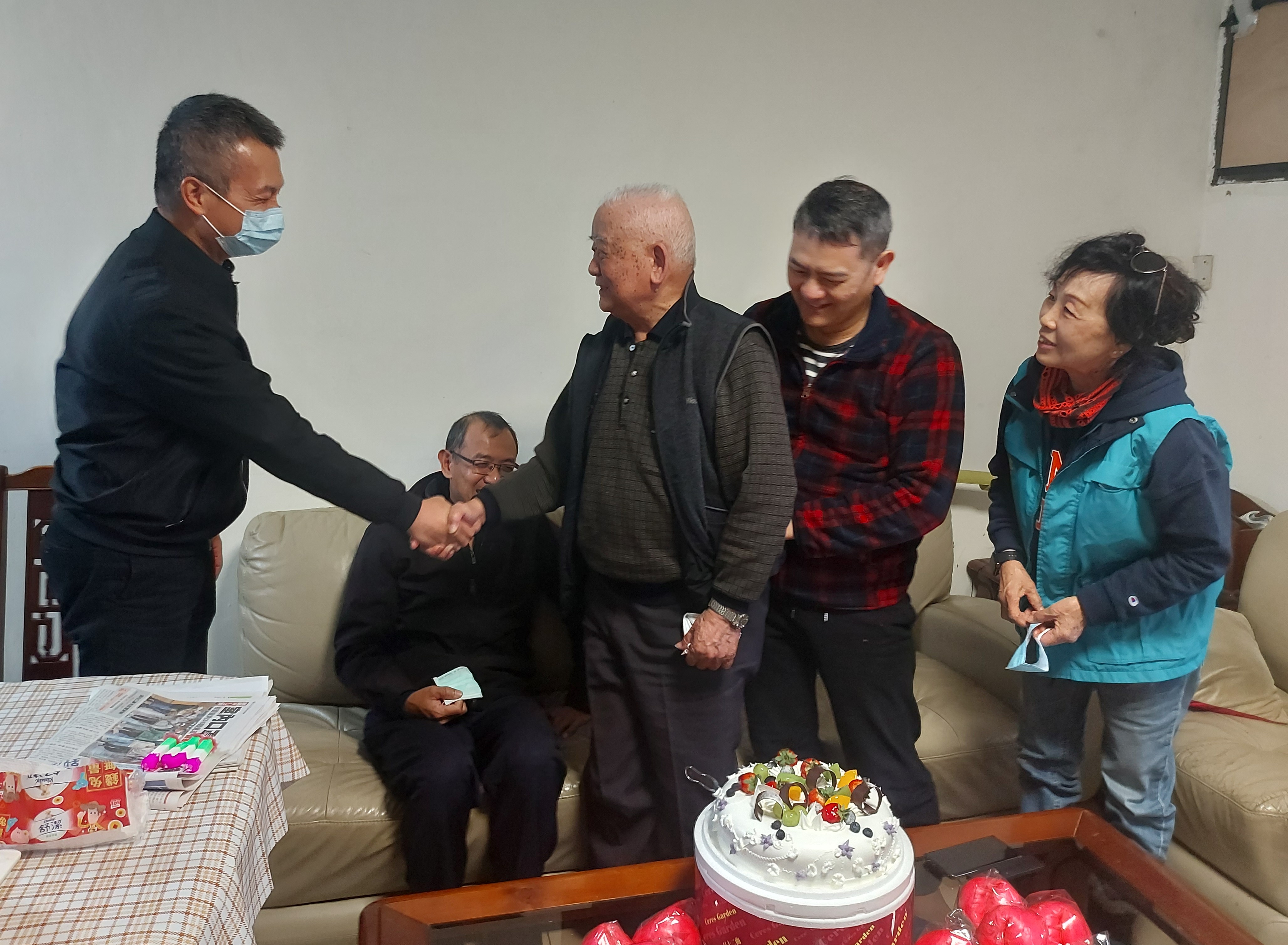 臺北市榮民服務處慶賀榮民祝世清伯伯101歲嵩壽