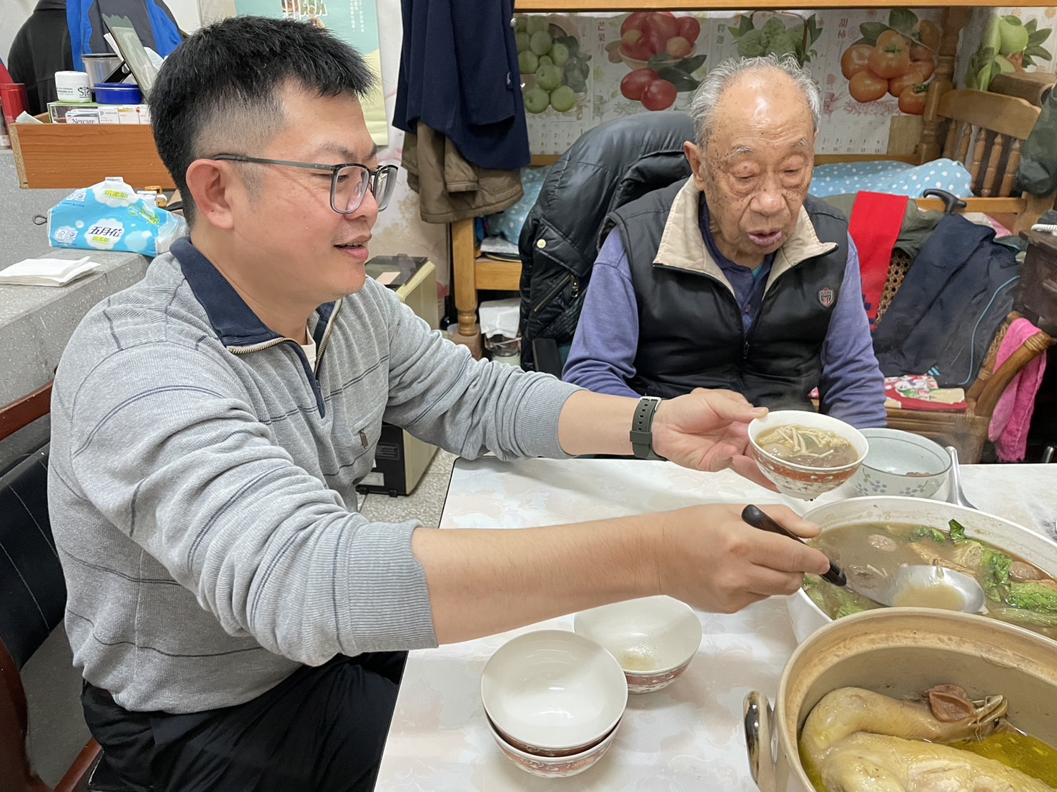 榮欣志工除夕夜前夕 陪伴單身獨居榮民長輩圍爐過年