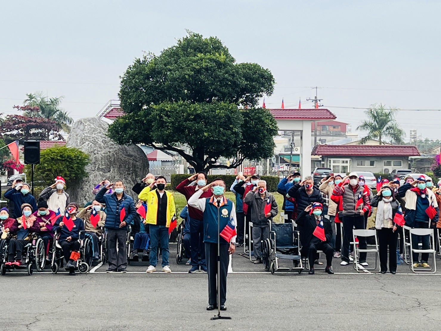 112年01月01日歡喜迎接112年元旦~榮伯熱鬧參加屏東榮家升旗典禮