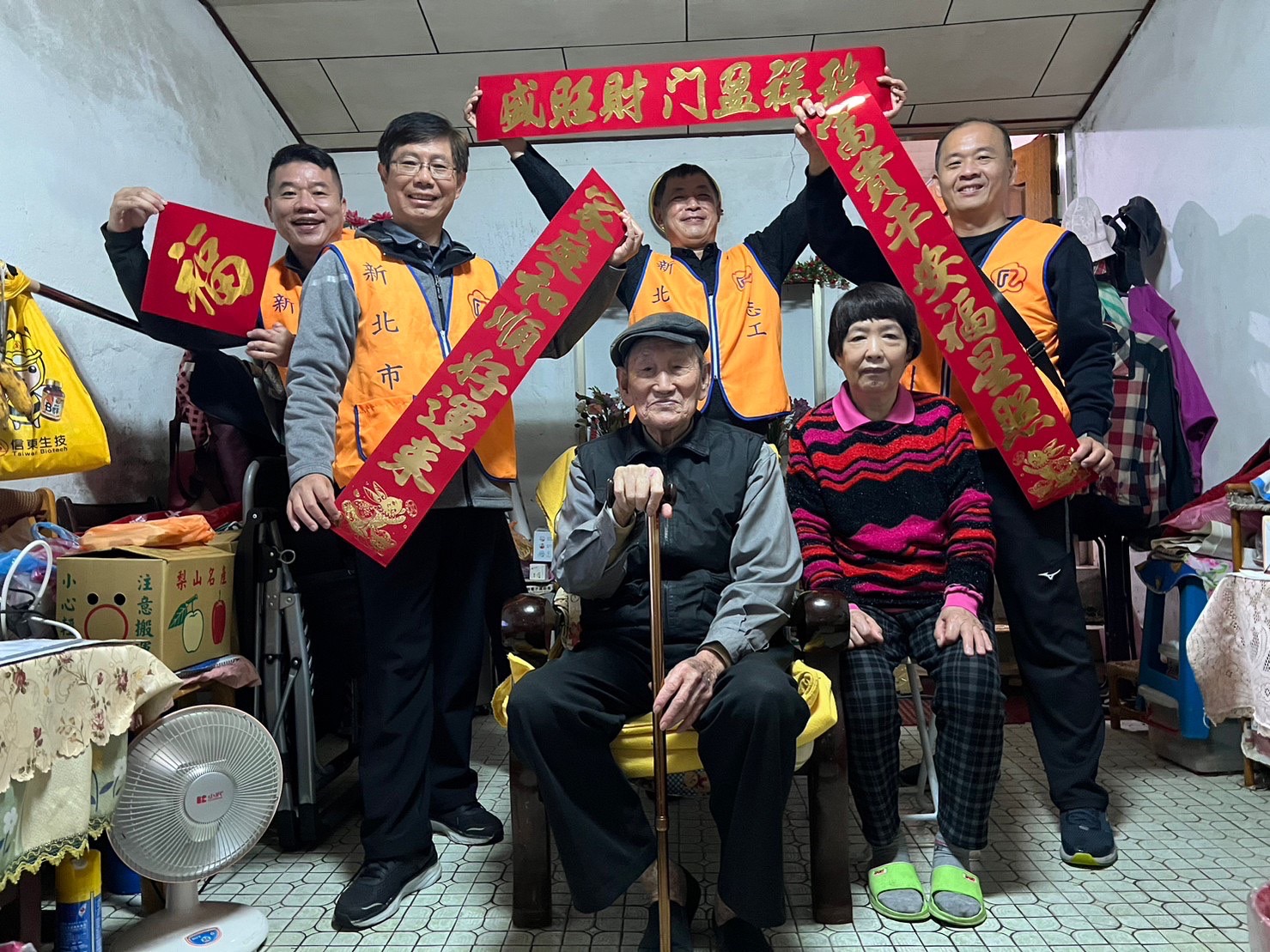 「榮欣志工送暖 協助清掃過好年」 中和西區志工隊助雙老榮民歲末大掃除
