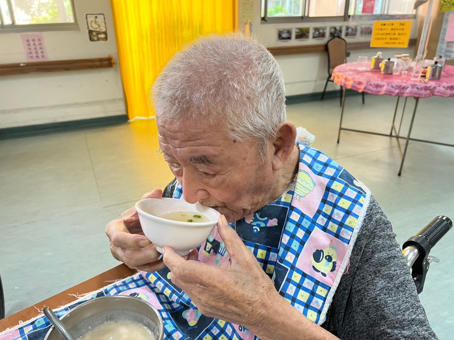 111年12月02日屏東榮家資源連結新鮮魚湯長輩暖胃又暖心