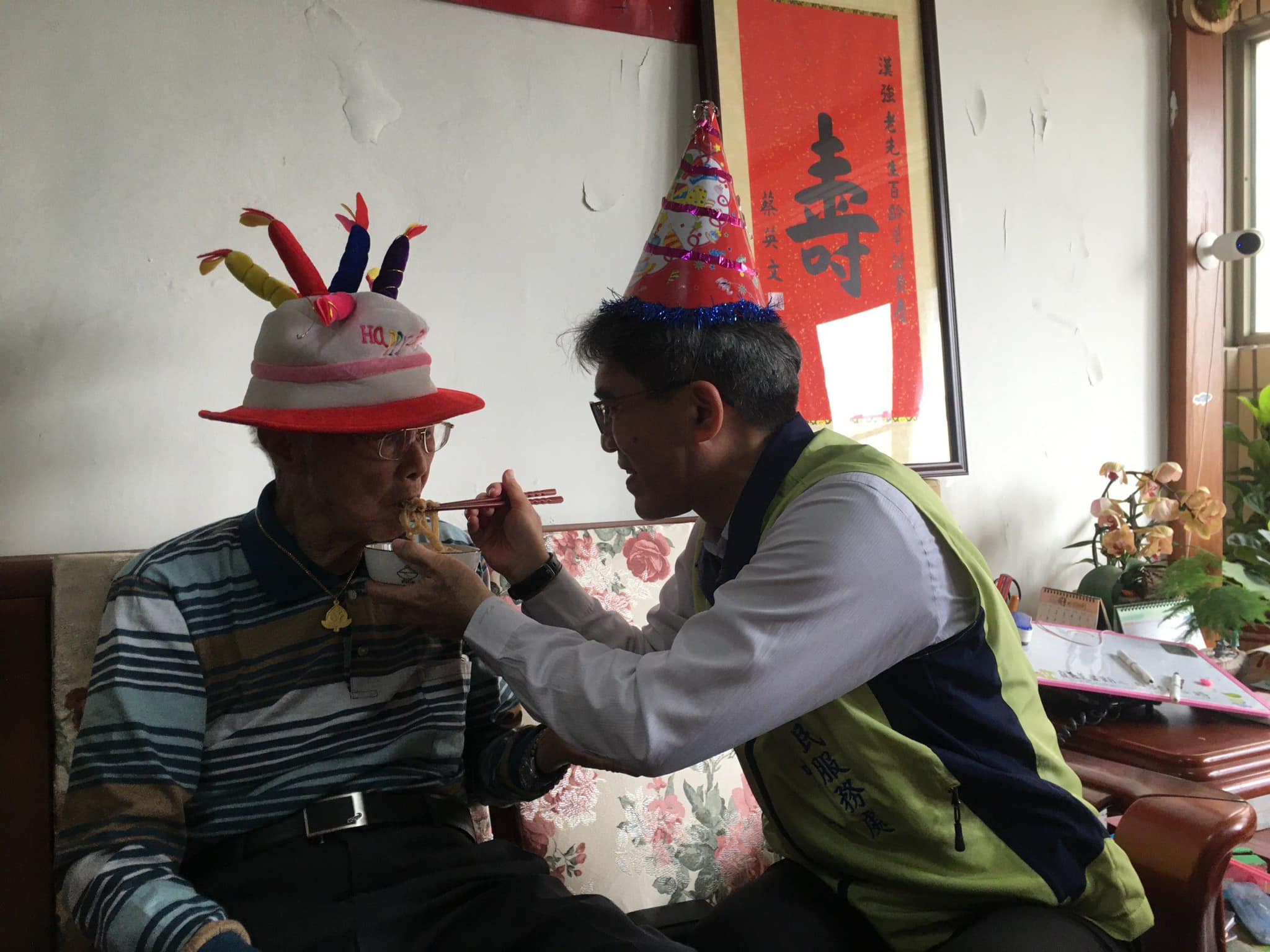 伯伯一百歲生日快樂臺中市榮民服務處為百歲榮民賀壽