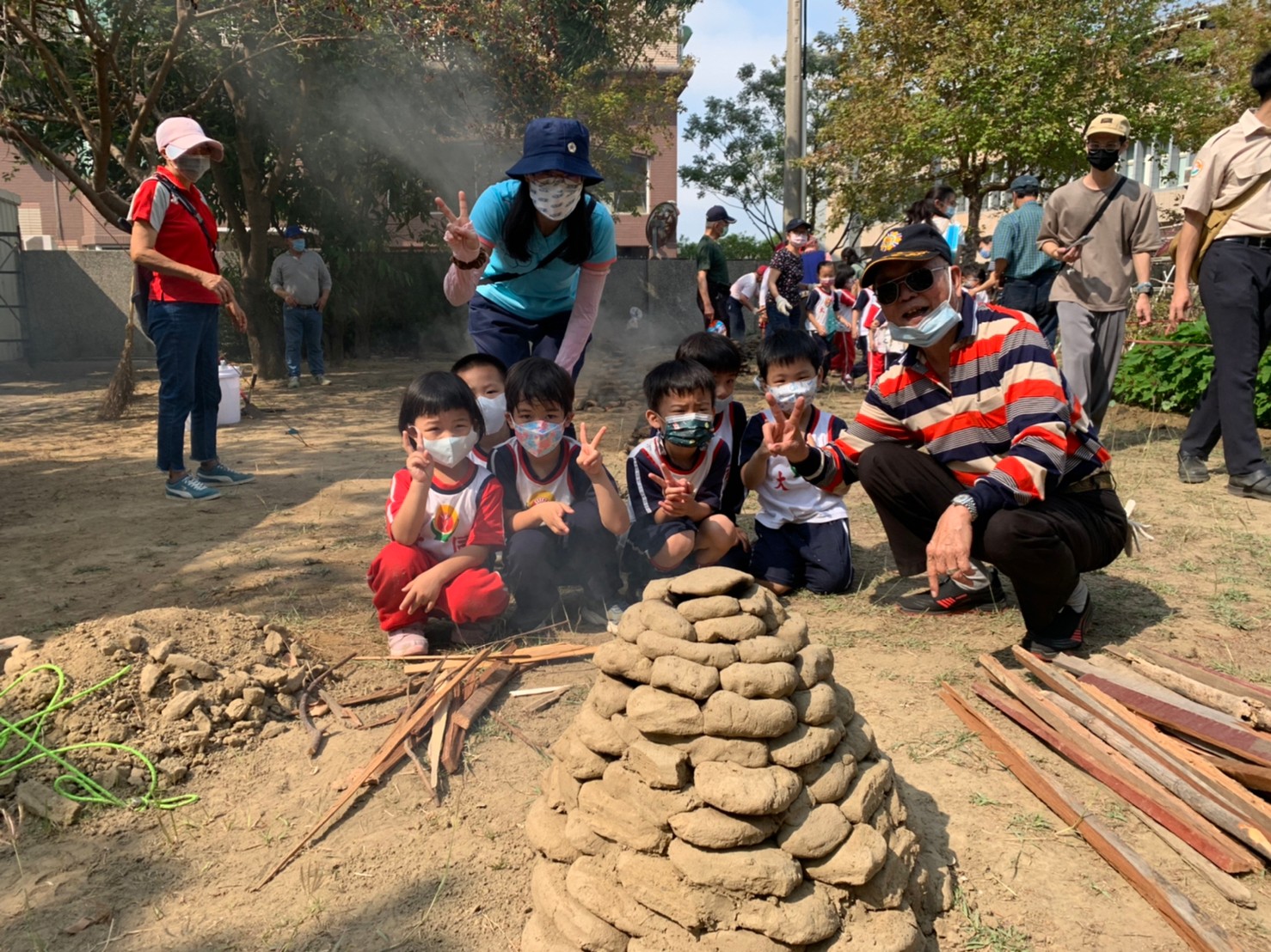 老幼同歡焢窯趣  薯香四溢兒食憶