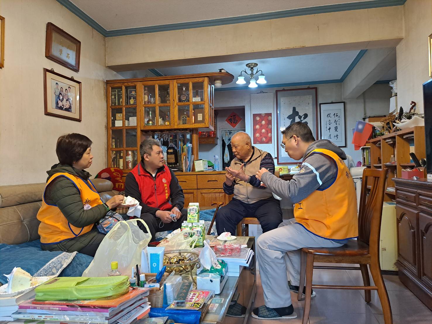 中和東區志工隊為93歲獨居榮民歡慶生日