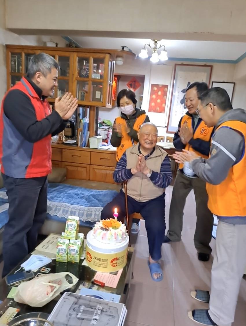 中和東區志工隊為93歲獨居榮民歡慶生日