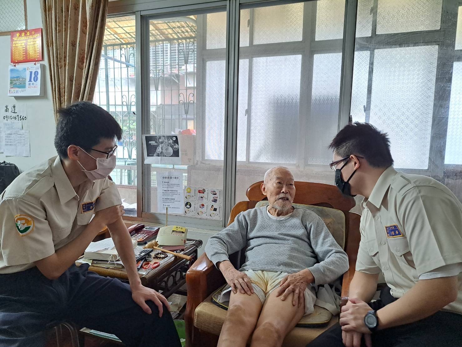 感動服務~~替代役男陪伴92歲獨居榮民下棋、聊天