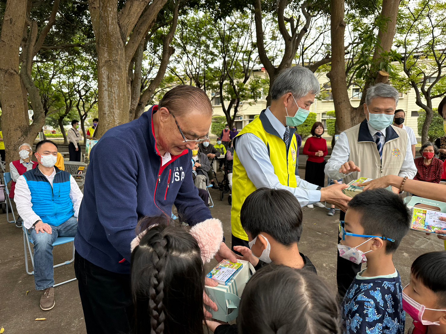 大鵬主委視導中彰榮家  關懷老幼共學共榮