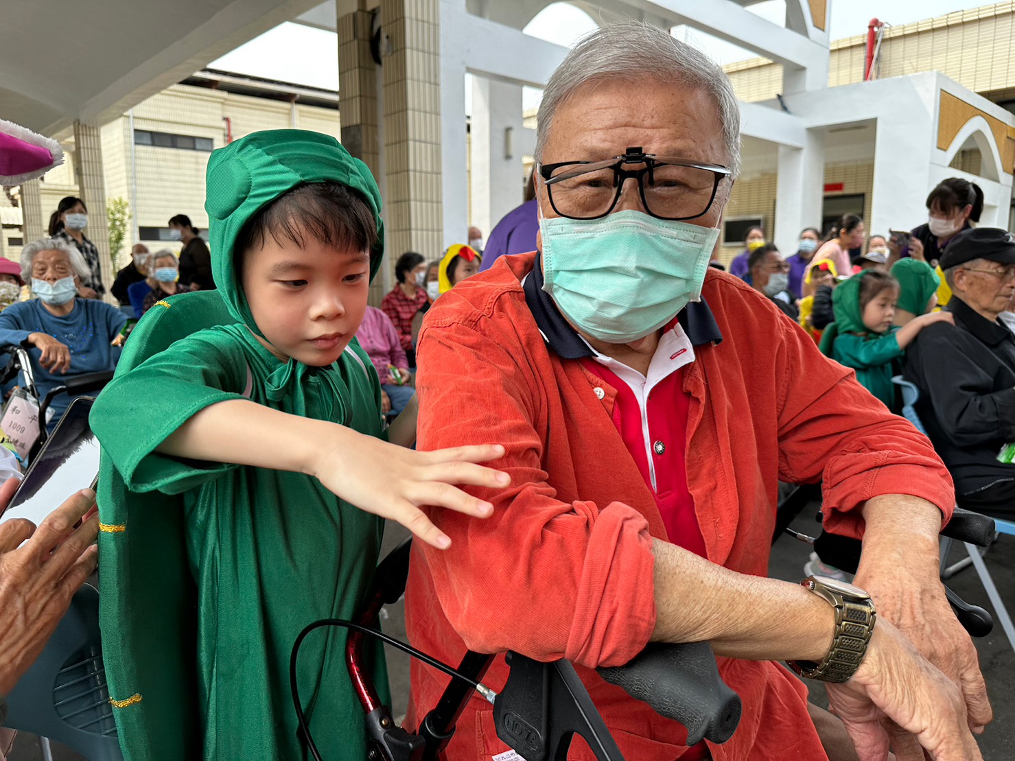 南郭附幼參觀中彰榮家暨音樂劇表演 逗樂中彰榮家