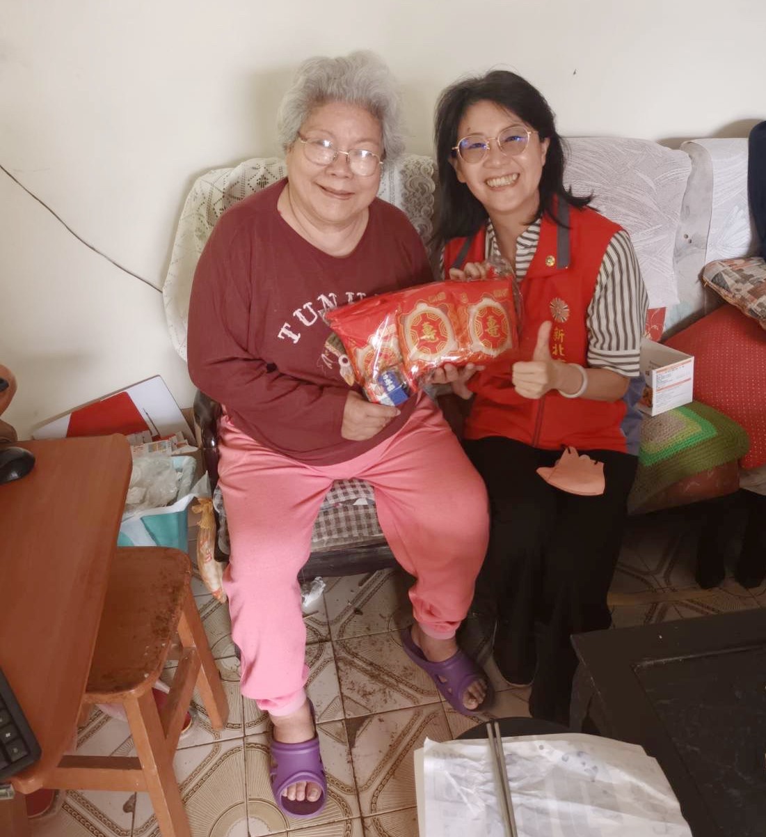 新北市榮服處藍瑞玲組長(右)關懷訪視遺眷洪奶奶，並致贈善心物資。