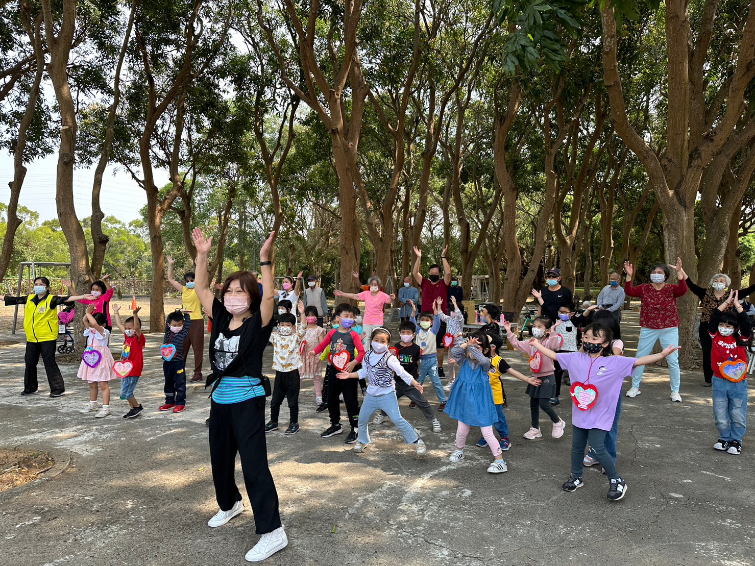 三才幼兒園參觀中彰榮家 音樂律動同樂爺奶樂開懷