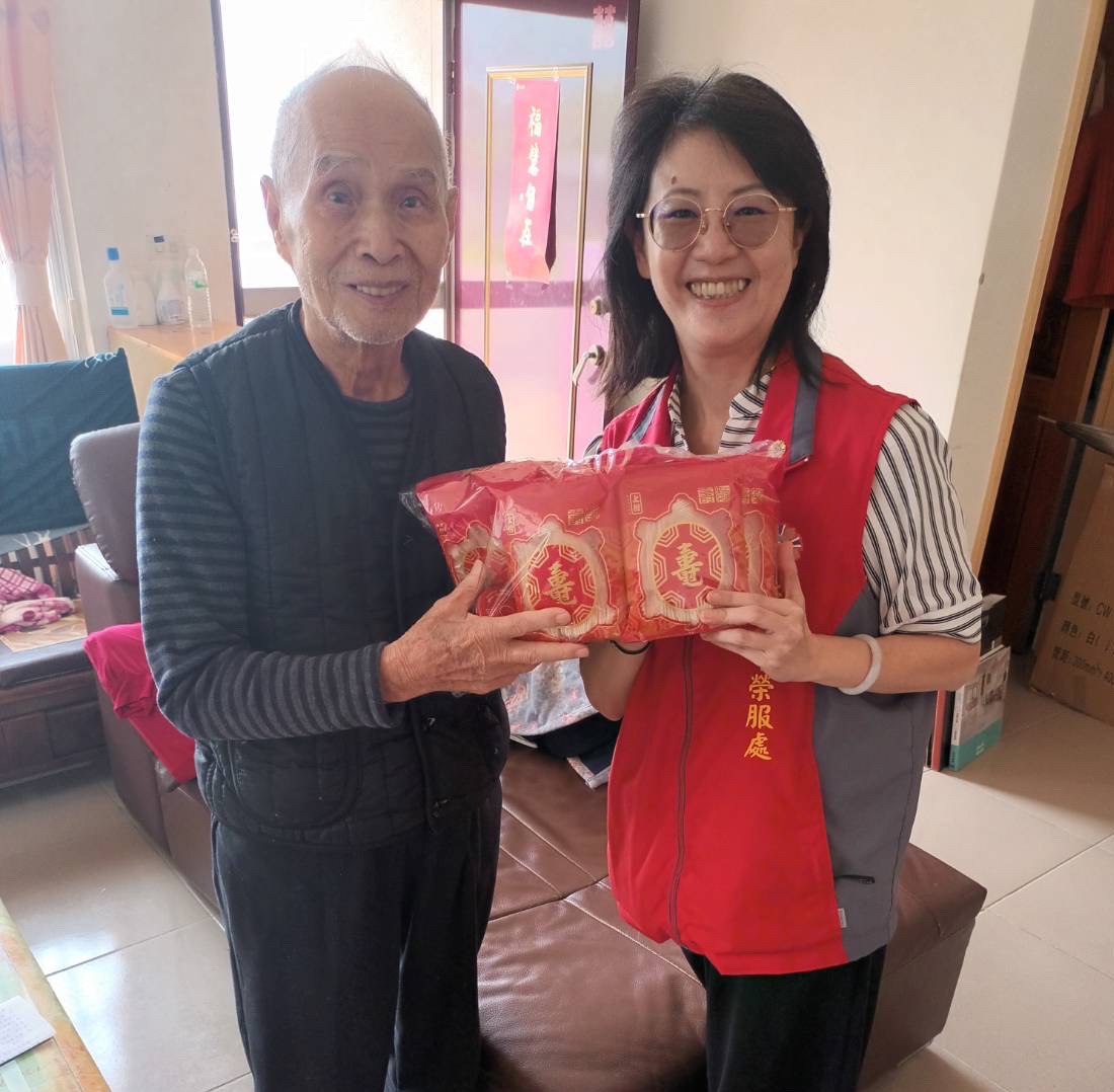 新北市榮服處藍瑞玲組長(右)關懷訪視92歲榮民徐伯伯，並致贈善心物資。