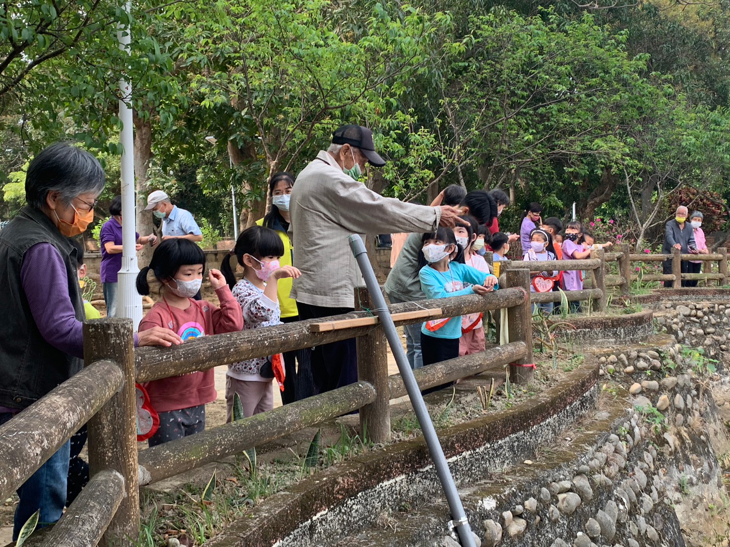 三才幼兒園參觀中彰榮家 音樂律動同樂爺奶樂開懷