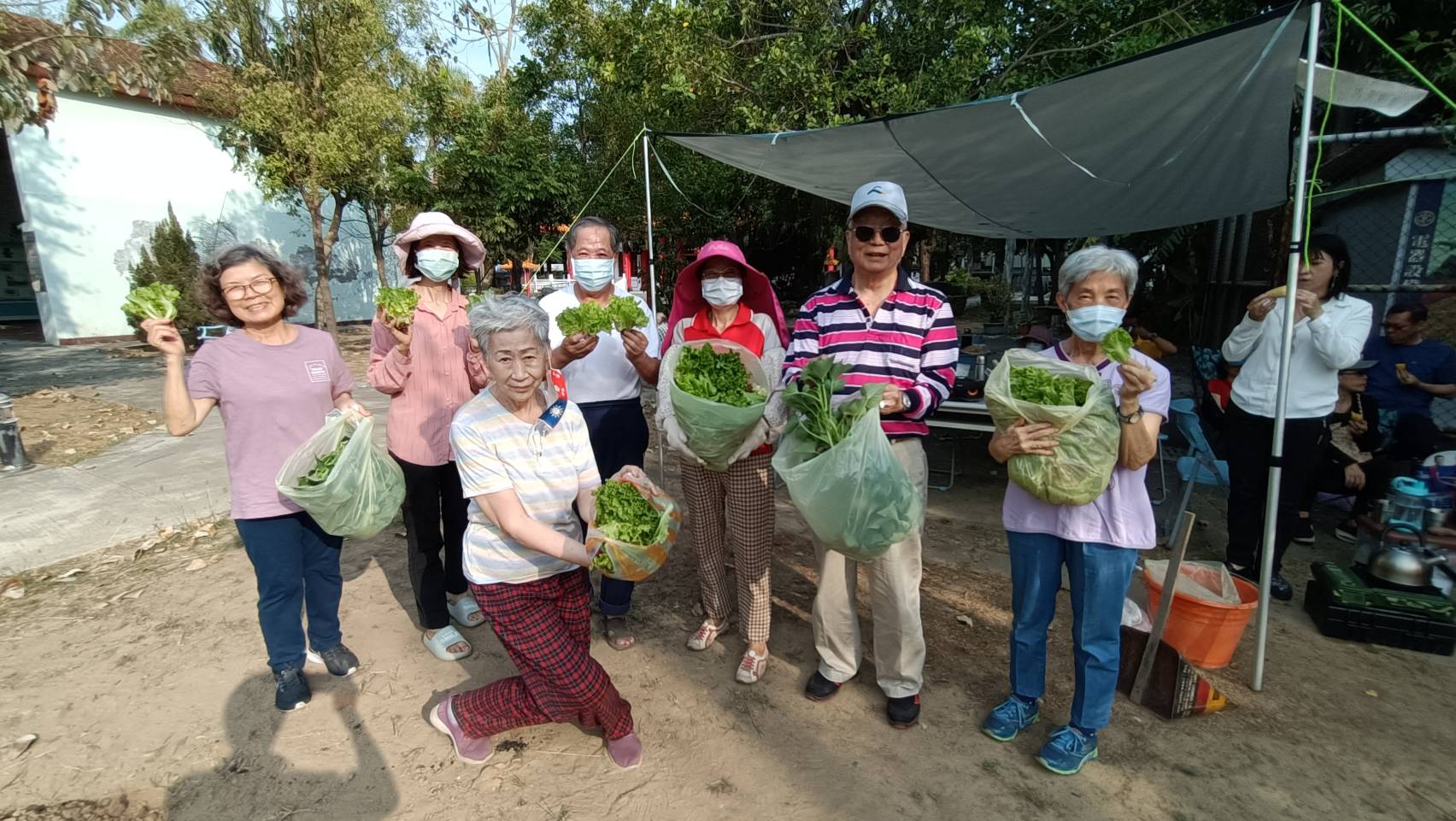 臺南榮家長輩與社區民眾交流互動控窯趣