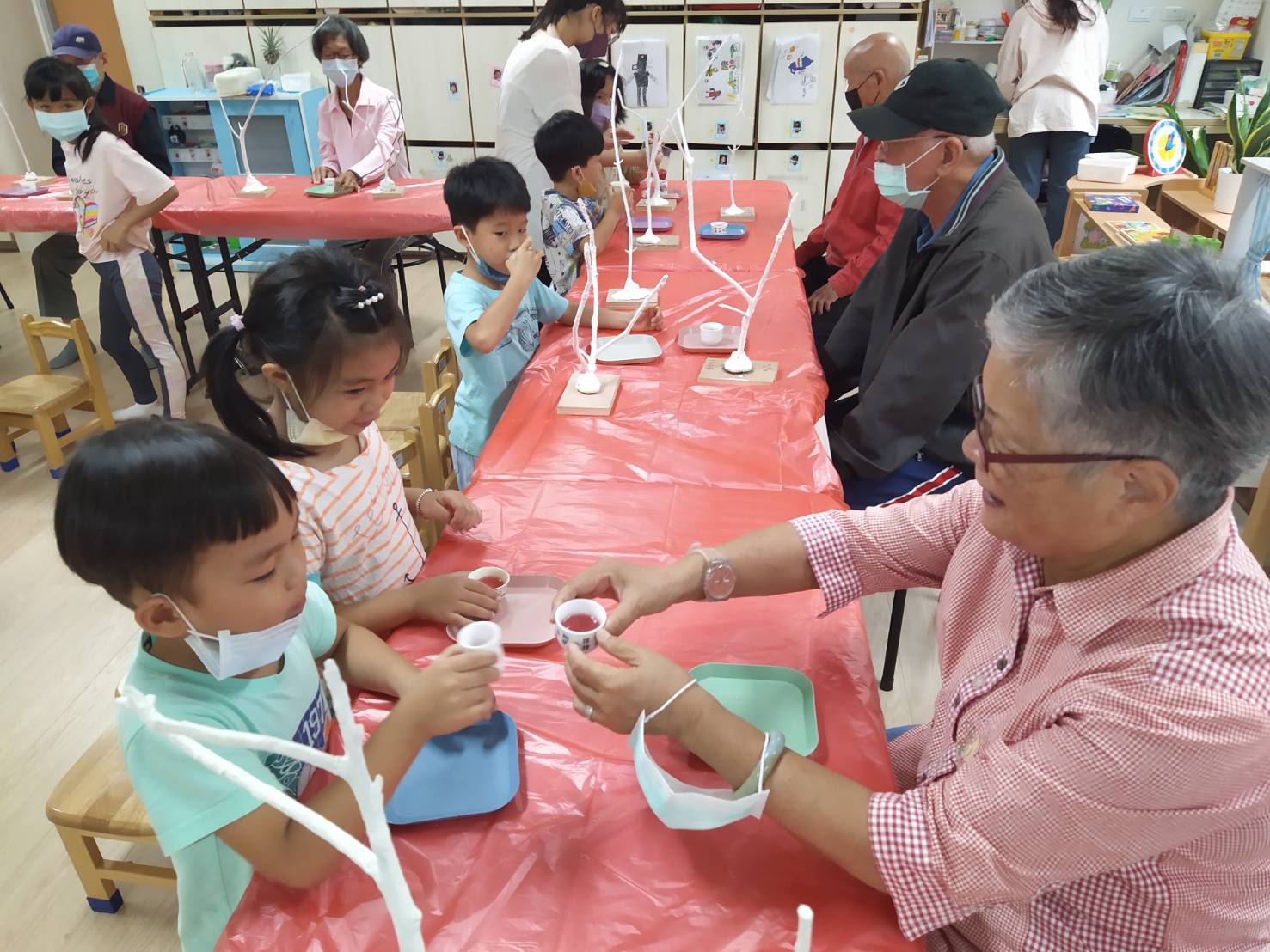 112.05.09 馬蘭榮家與小鯨鯊幼兒園合辦「老幼共學上學趣」成果分享