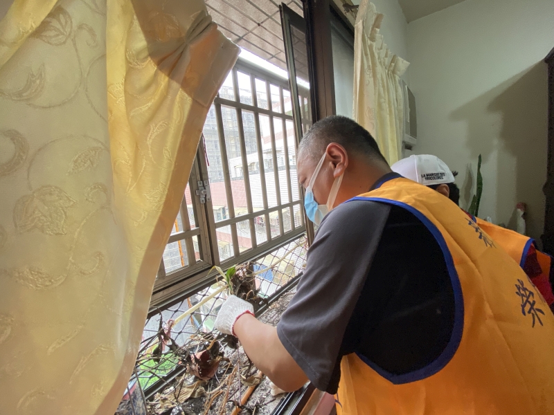 榮欣志工協助清除獨居榮民袁伯伯堆放在陽台的廢棄物