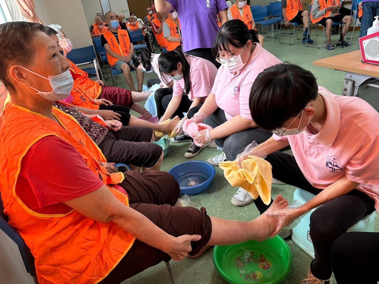 112年05月12日屏東榮家母親節前舉辦「為尊長洗腳」活動