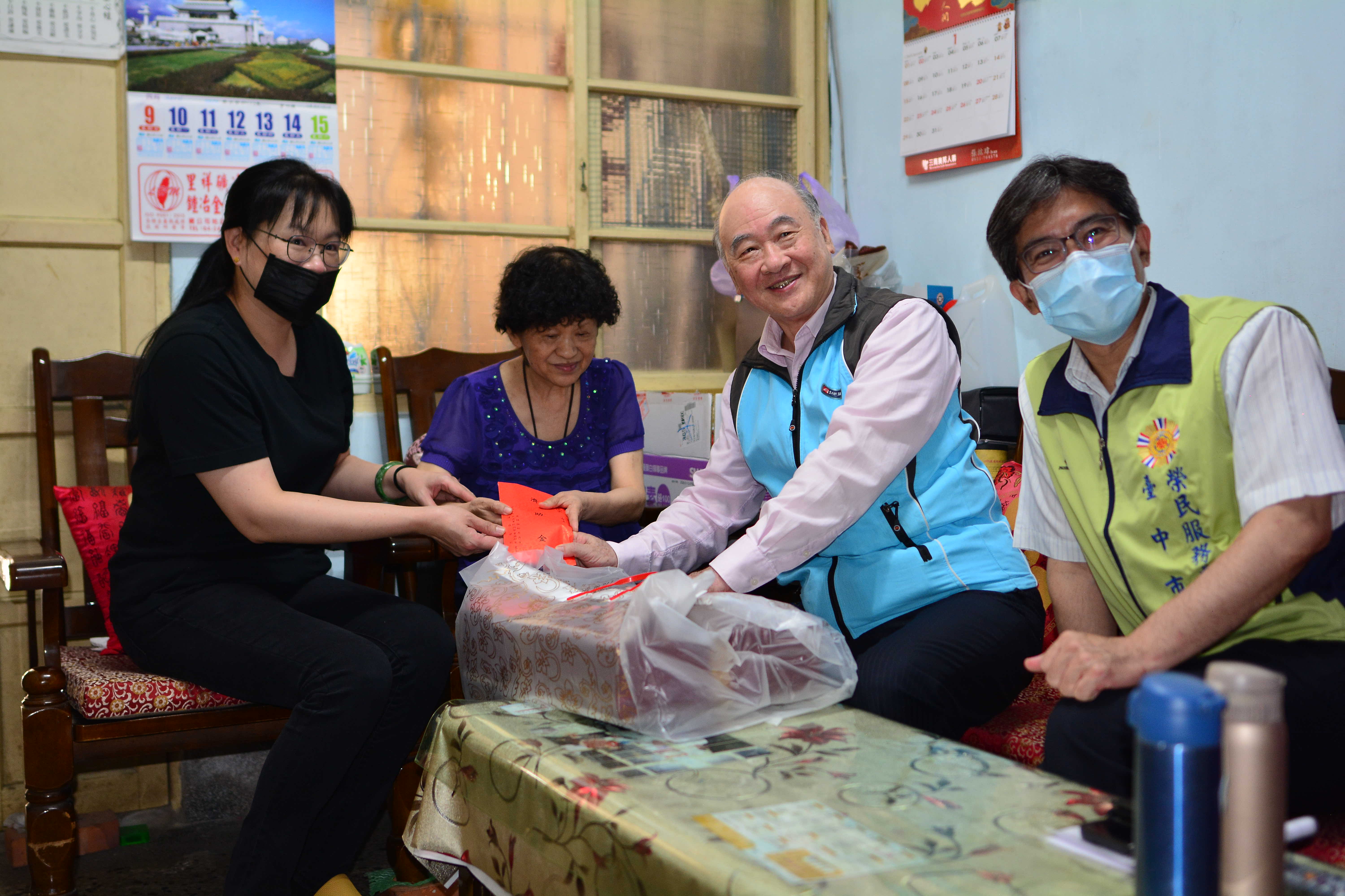 臺中市榮民服務處攜手財團法人黃埔撫卹委員會關懷遺眷溫馨送暖