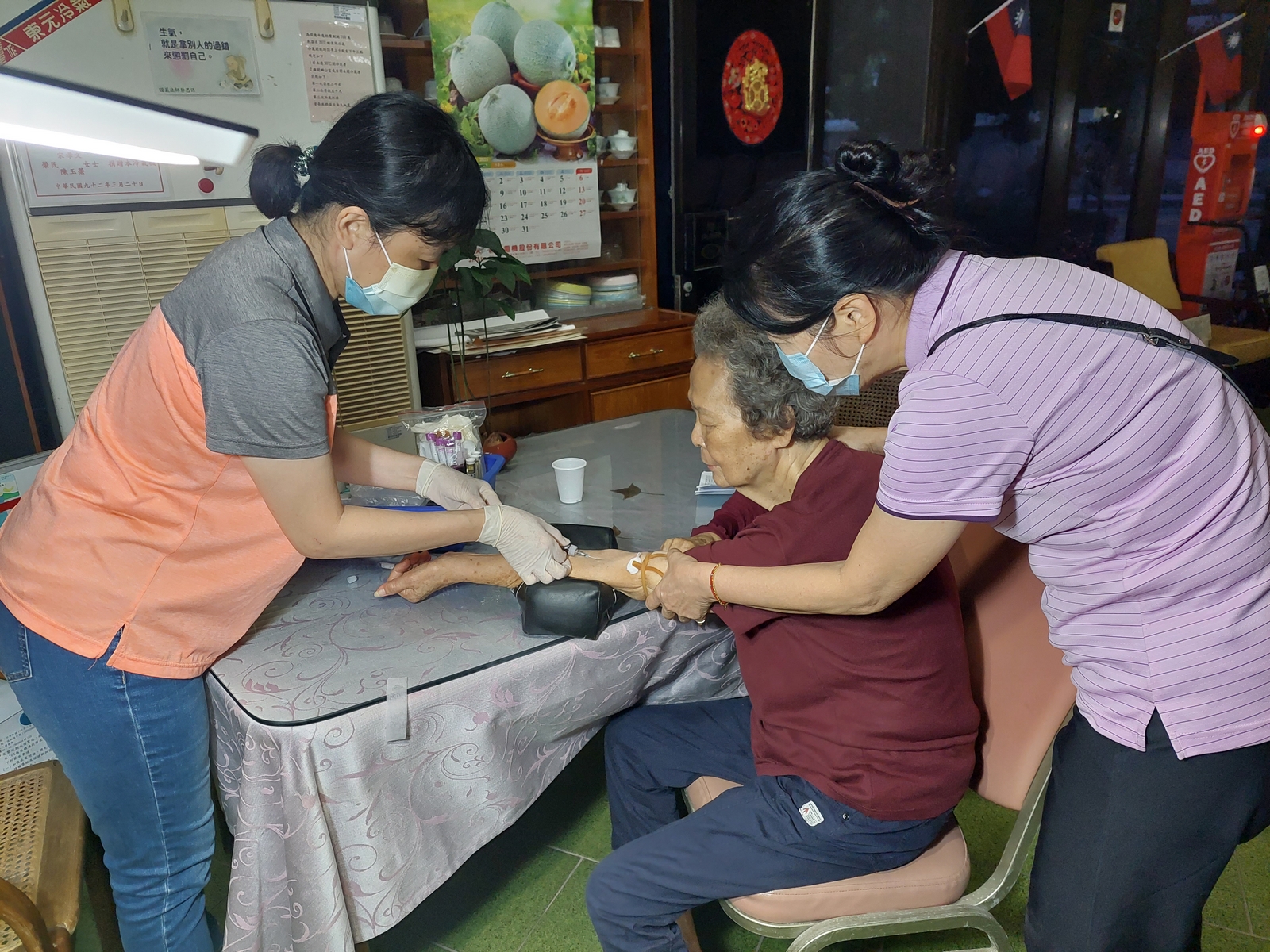 保健組長引導安養區住民採血