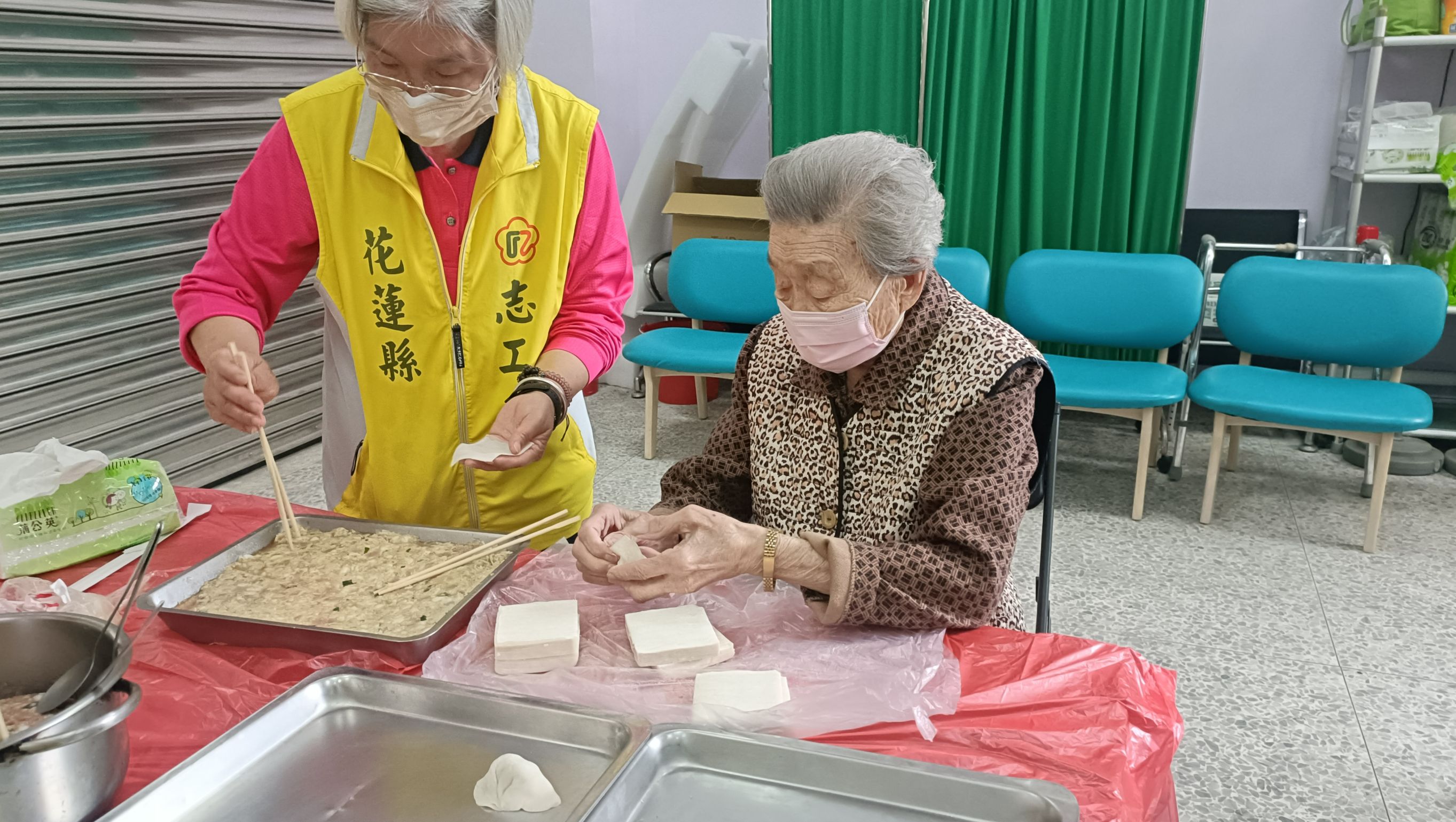 高齡108歲時常鳳奶奶(右)與榮欣志工包水餃