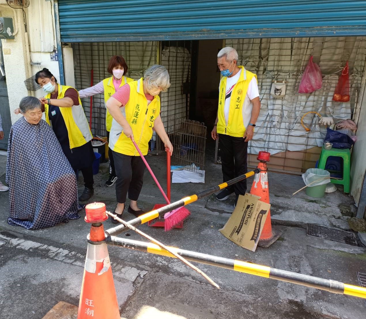 「榮情五月愛加倍」感動服務系列活動二:5/5獨居遺眷李小蓮女士居家環境清理暨義剪活動