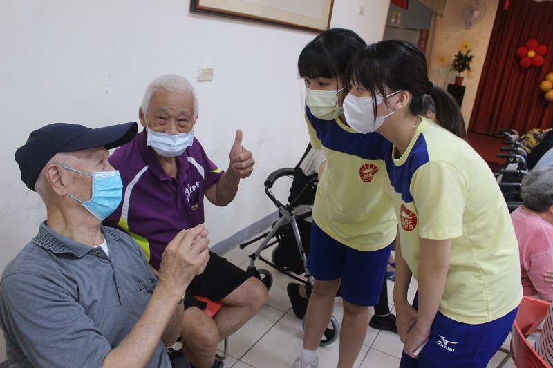 112年5月19日至愛服務協會及曙光女中青年會帶給新竹榮家長輩歡樂