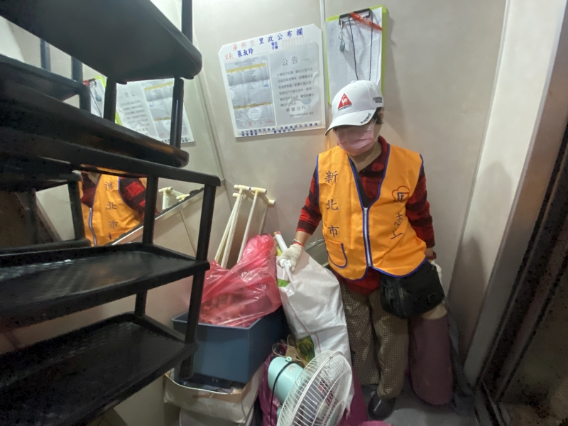 志工協助清除大量廢棄物，電梯被塞得滿滿的廢棄物品