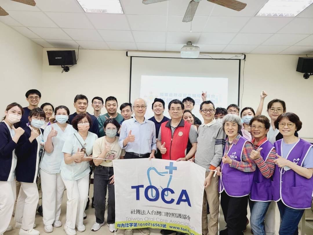 1120416照片4-板橋榮家與台灣口腔照護協會攜手合作，共同照顧失能長輩的口腔健康。