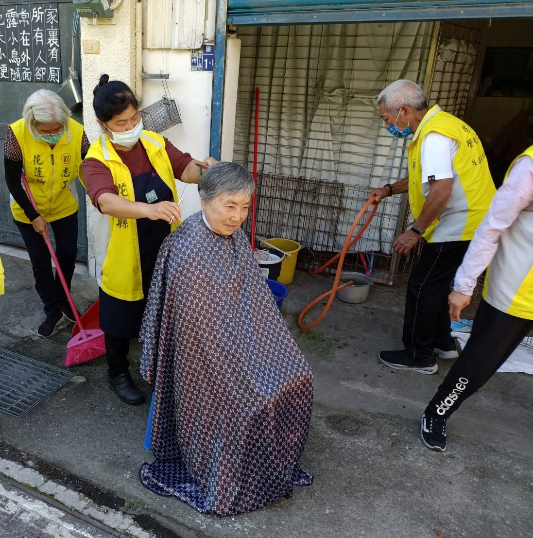 「榮情五月愛加倍」感動服務系列活動二:5/5獨居遺眷李小蓮女士居家環境清理暨義剪活動