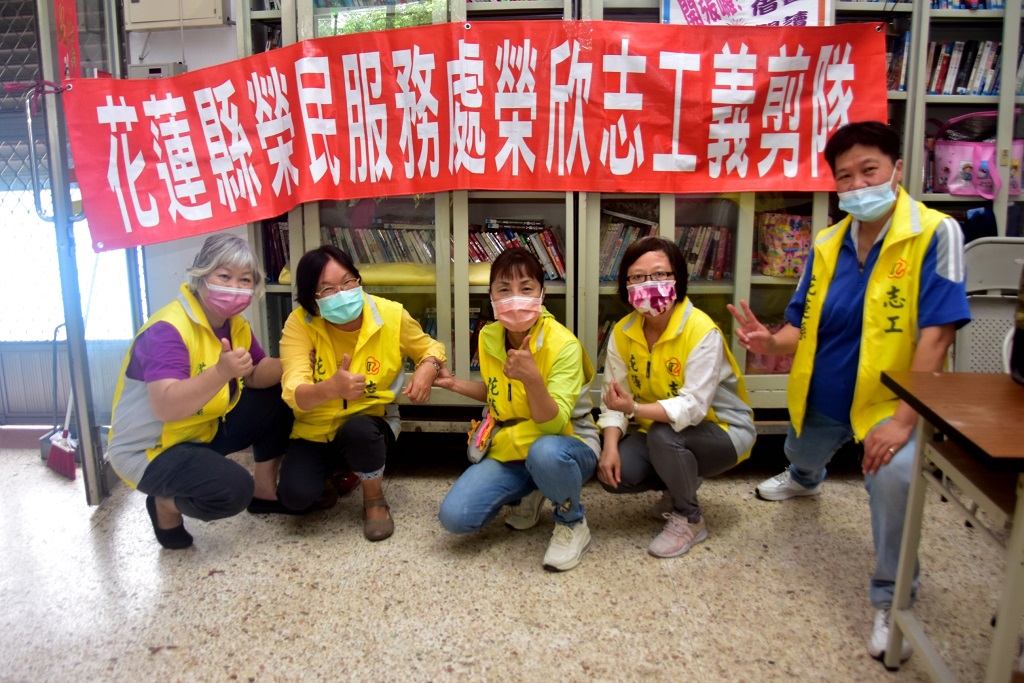 關懷照顧特較需遺眷-協助居家環境清潔暨母親節義剪感動服務系列活動-民孝里關懷據點愛心義剪活動