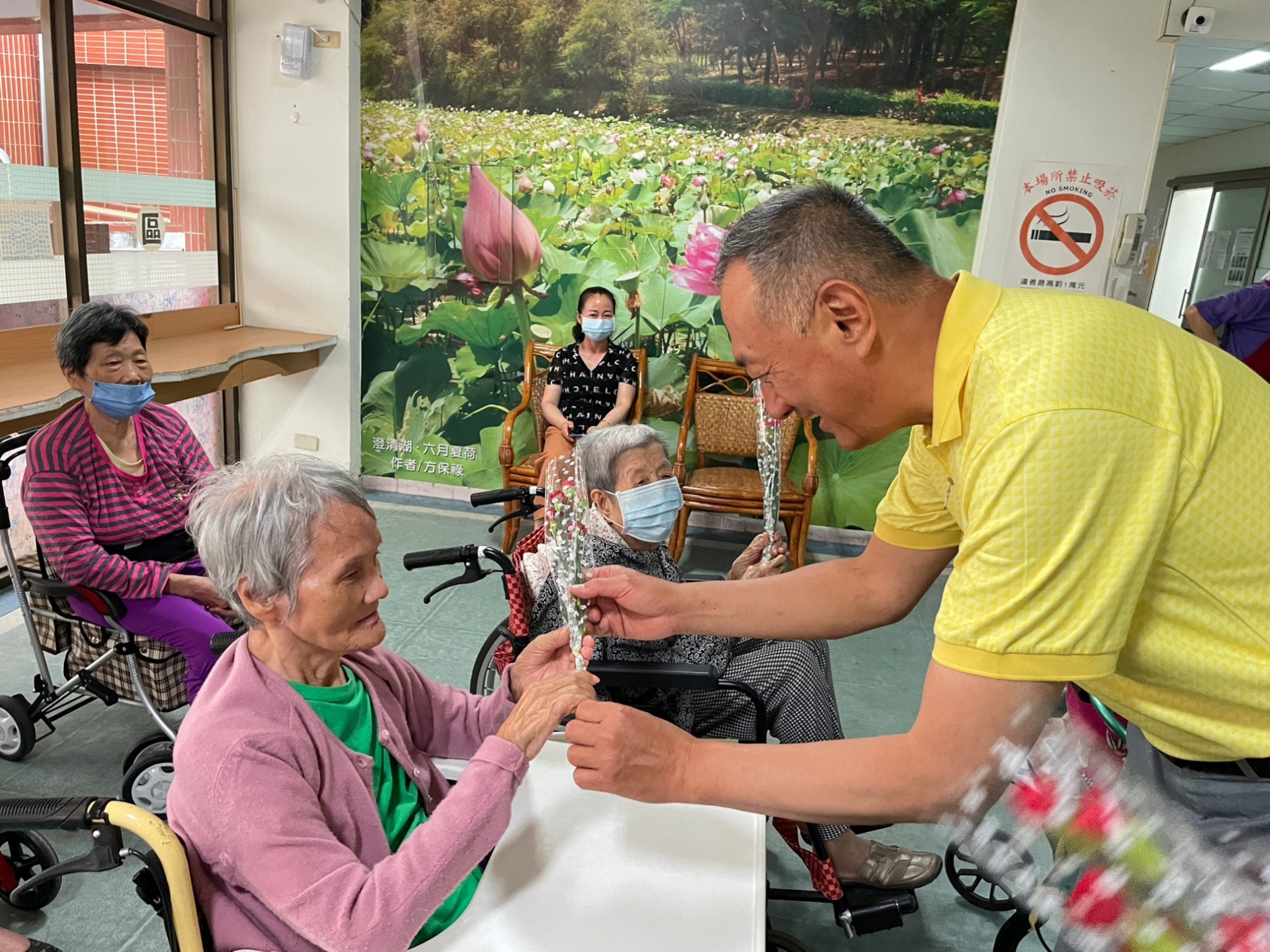 臺南榮家致贈康乃馨   傳遞母親節溫馨祝福