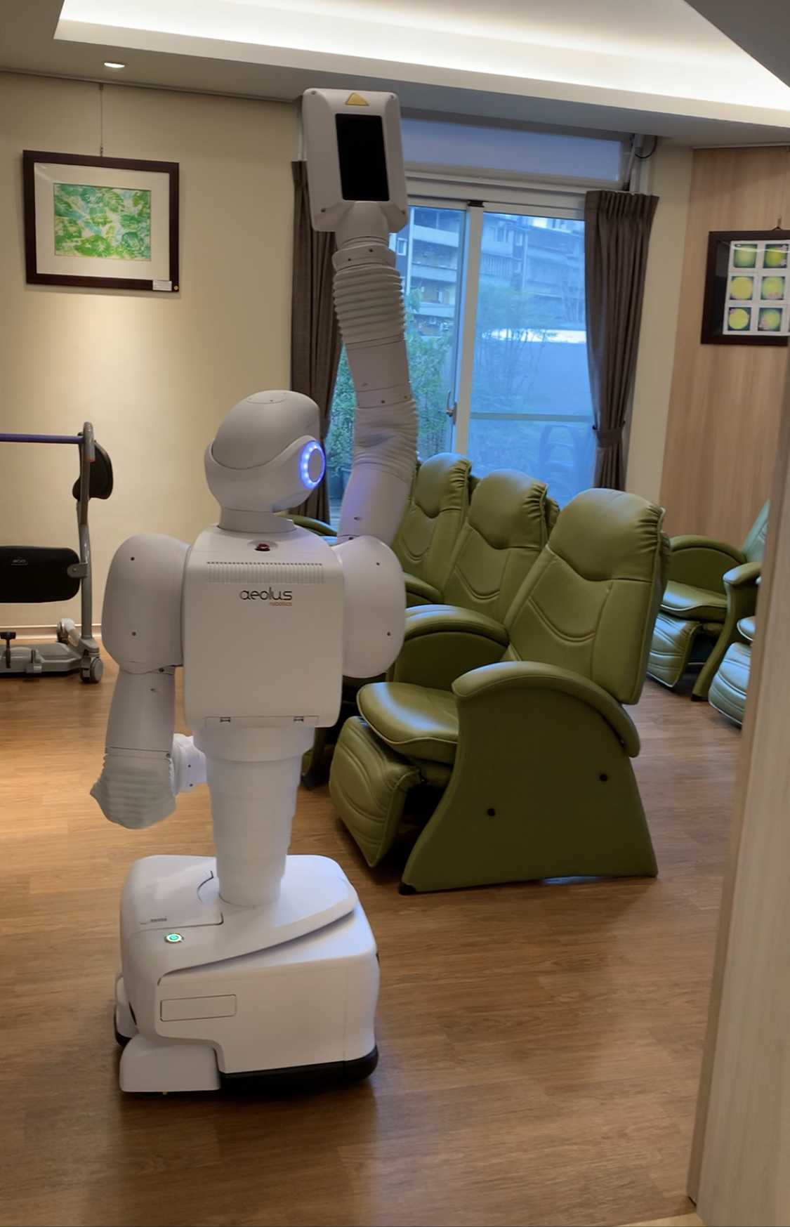 板橋榮家機器人協助紫外線消毒，營造更健康的環境～