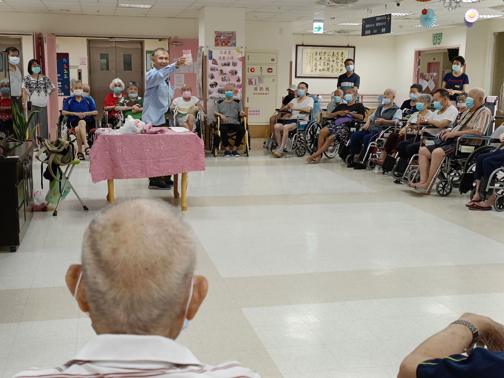 112年6月1日榮民貢獻所學，雲林榮家魔術表演娛樂住民