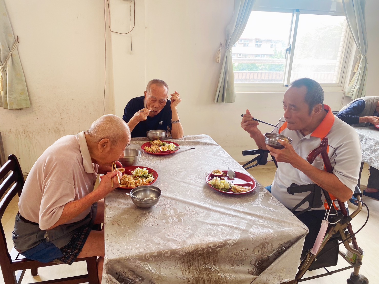 提供地方特色古早味之一的客家炒板條，搭配毛豆莢，醬炒豬頭皮，高麗菜，水果搭配百香果，好看，好吃，好有味