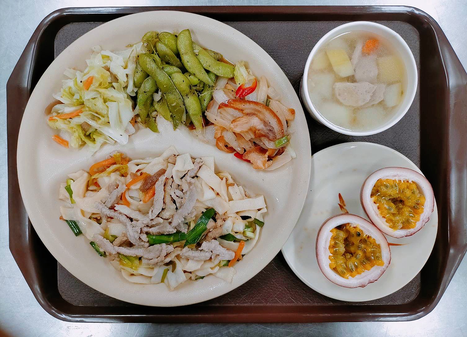 提供地方特色古早味之一的客家炒板條，搭配毛豆莢，醬炒豬頭皮，高麗菜，水果搭配百香果，好看，好吃，好有味