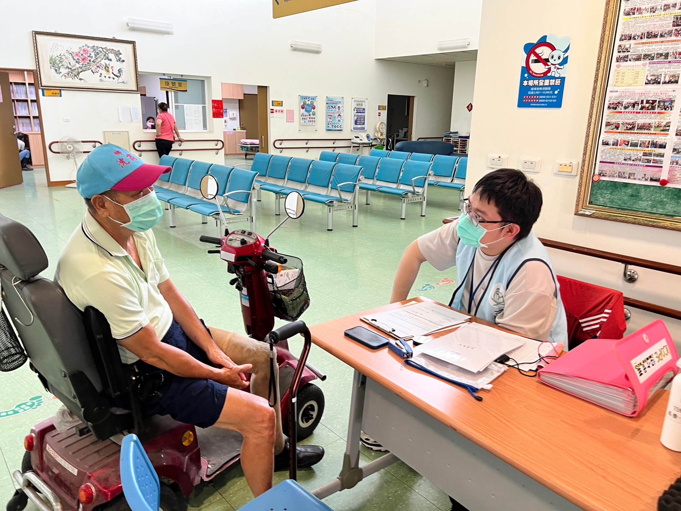 112年05月26日高雄榮總智能行動巡迴車蒞臨本家進行住民骨質密度篩檢~守住長輩的骨質及肌力