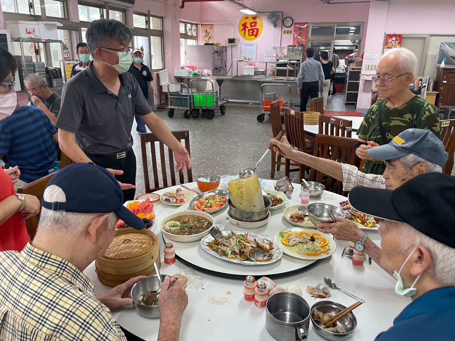 昨(6月8日)榮家辦理半年1次百匯餐加菜活動