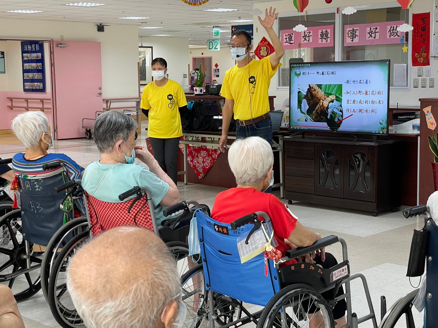 112年6月15日信望愛志工陪伴住民勾勒端午節記憶