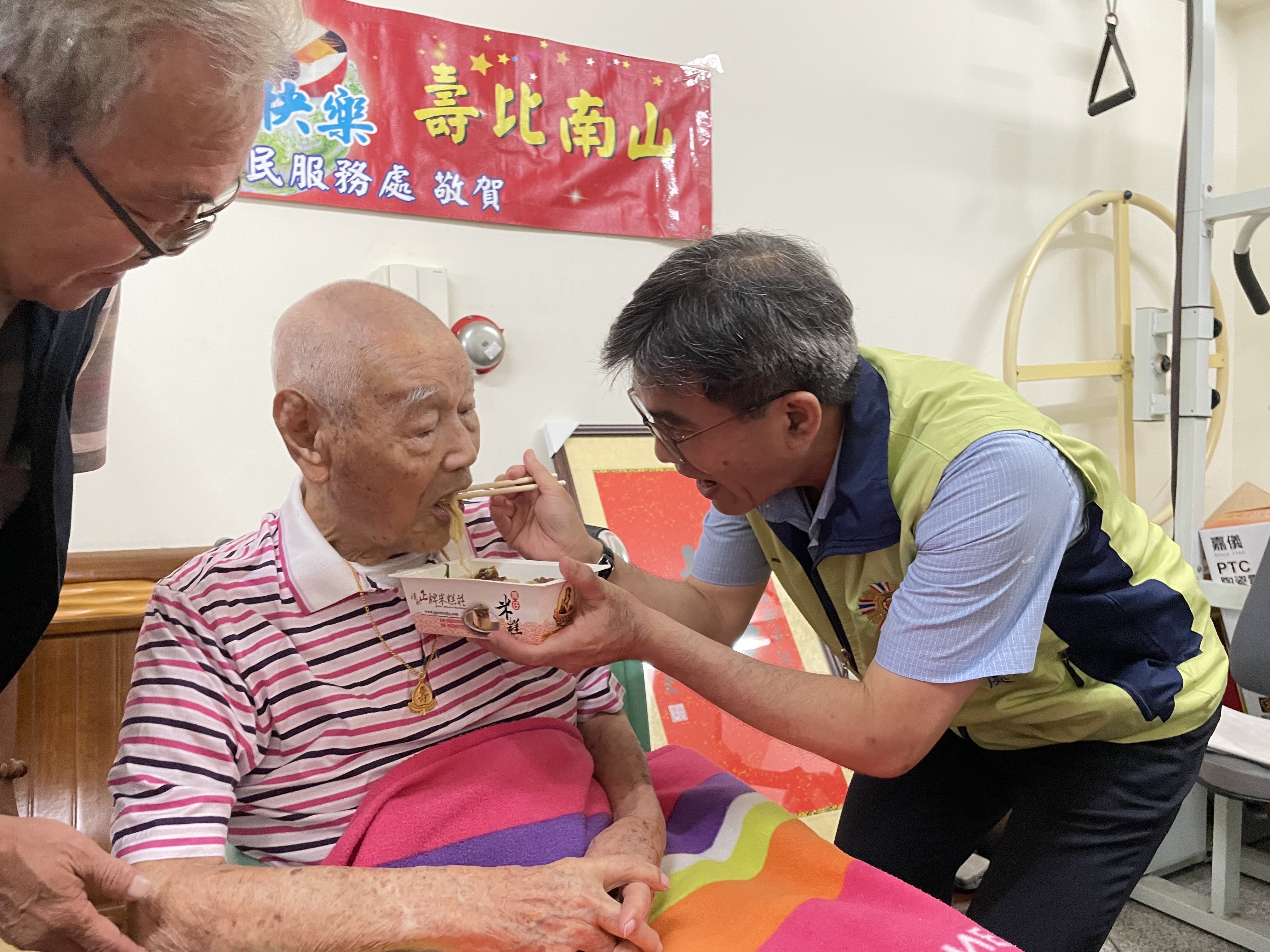 臺中市榮民服務處祝賀清水區榮民任連福百歲壽誕