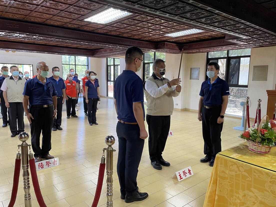 吳副主任委員（前排中間）追思歷年亡故榮靈祈祝庇佑榮家全體住民安康