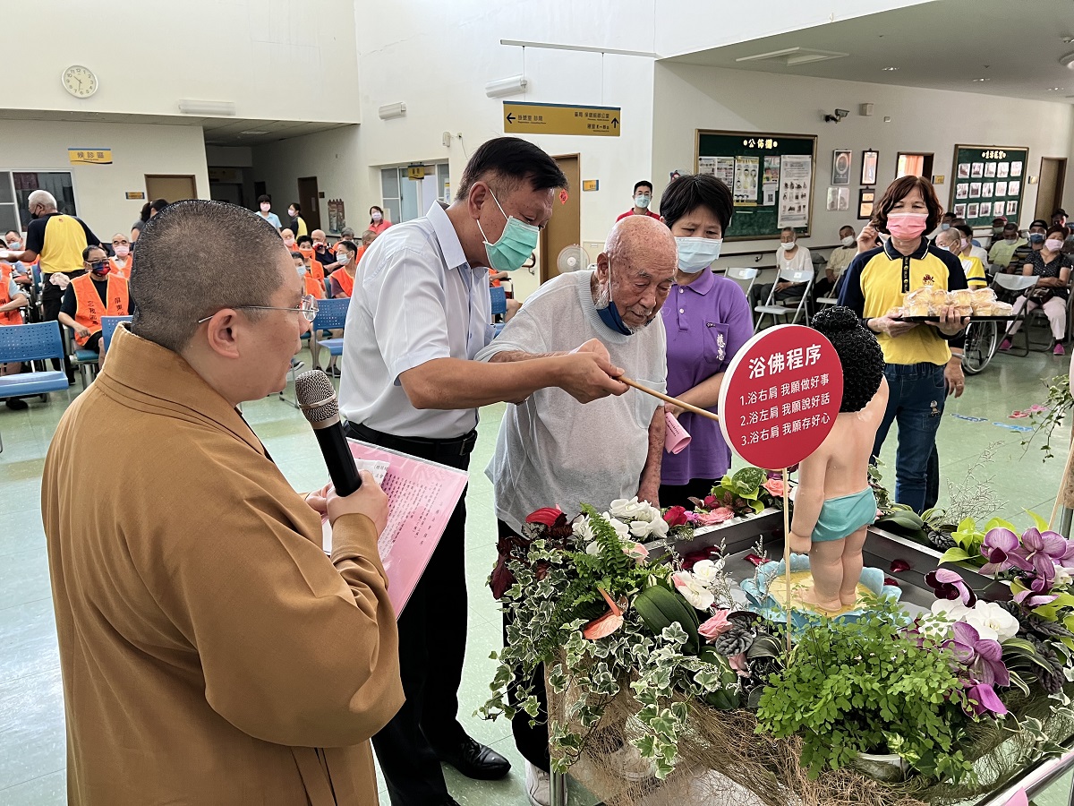 112年05月25日佛光山蒞屏東榮家舉行浴佛法會~榮民滌淨身心靈